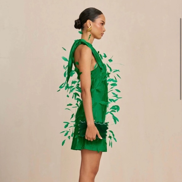Elegant Green Dress with Leaf Accents - Picture 4 of 6
